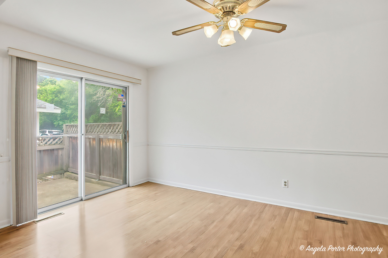 915 Royal Drive #4, McHenry, IL 60050