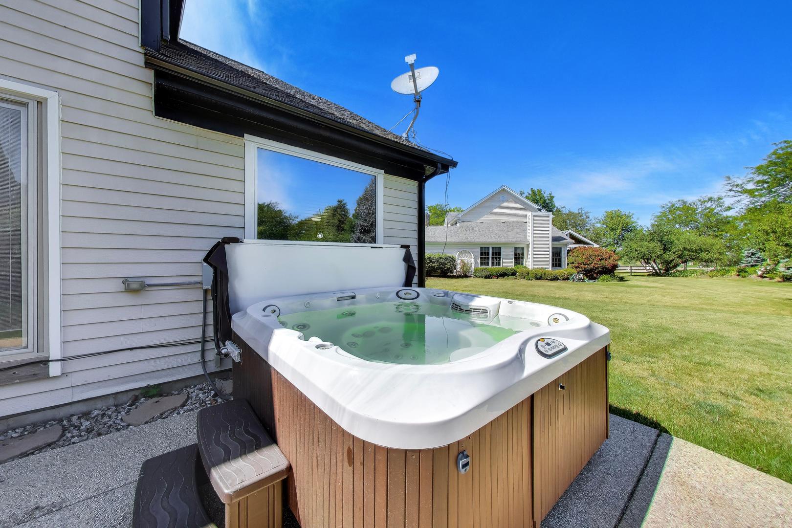438 W Trail Court, Grayslake, IL 60030