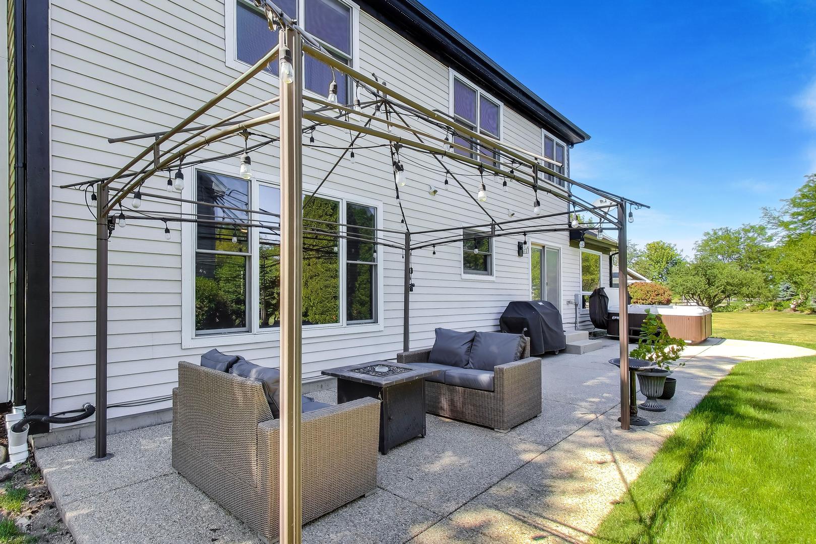 438 W Trail Court, Grayslake, IL 60030