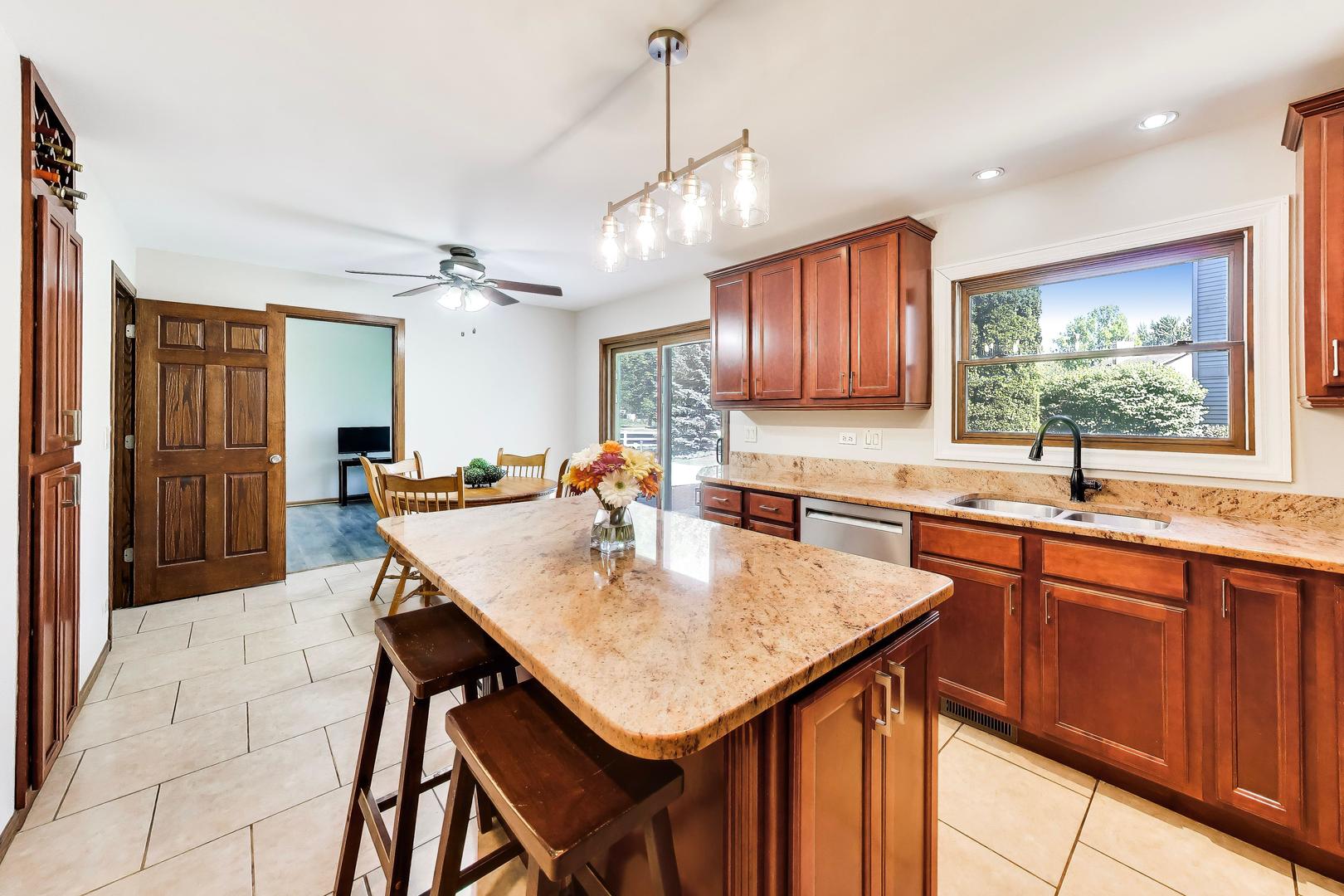 438 W Trail Court, Grayslake, IL 60030
