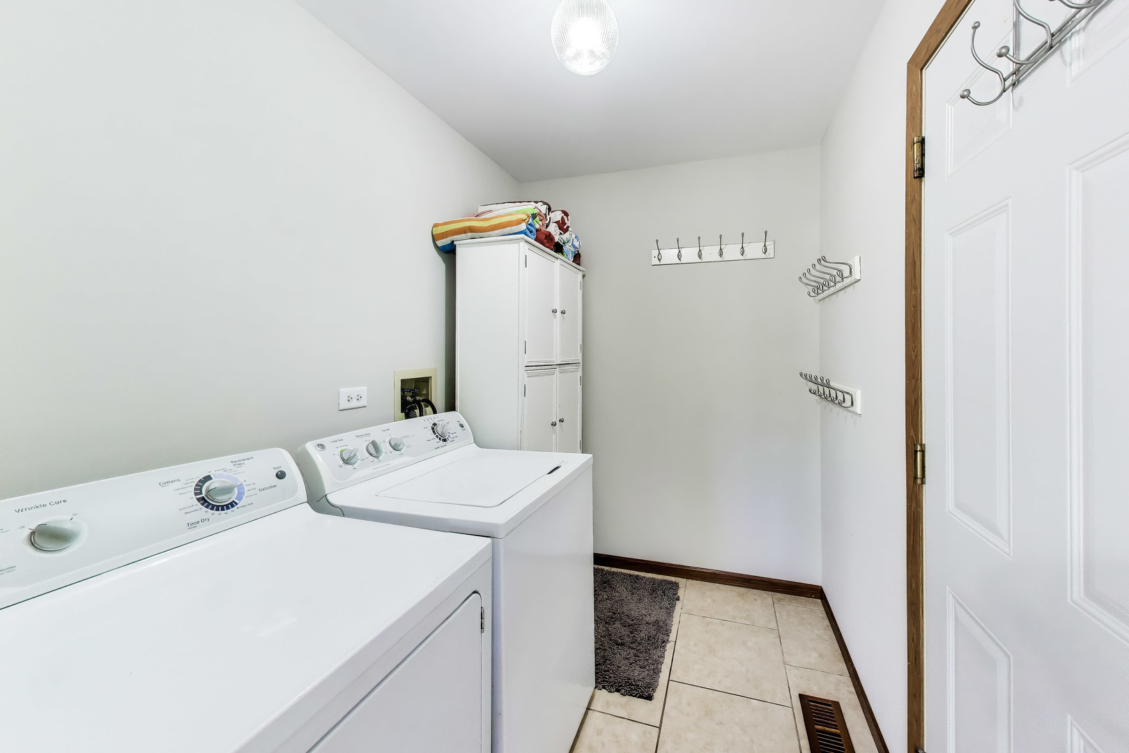 438 W Trail Court, Grayslake, IL 60030