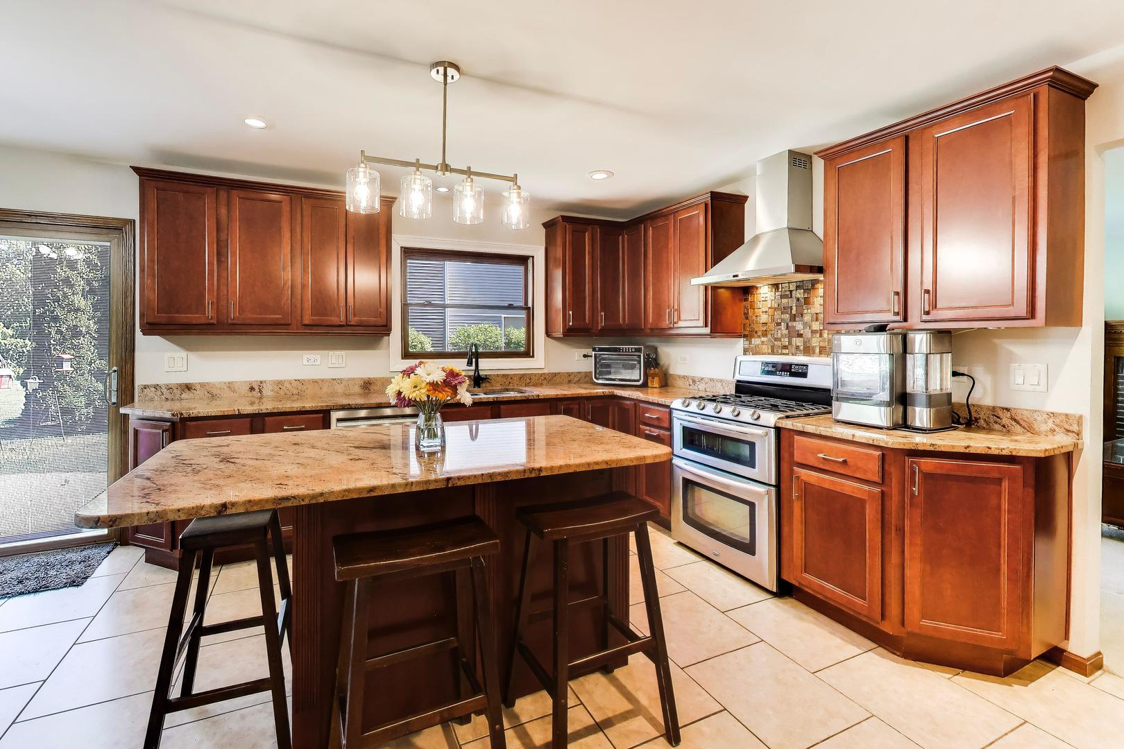438 W Trail Court, Grayslake, IL 60030
