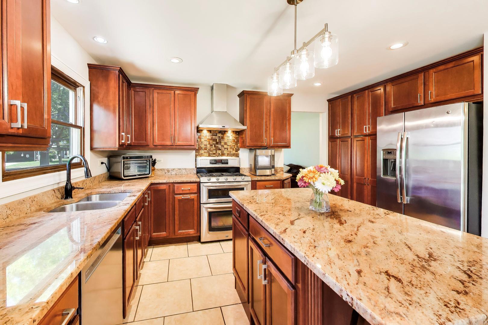 438 W Trail Court, Grayslake, IL 60030