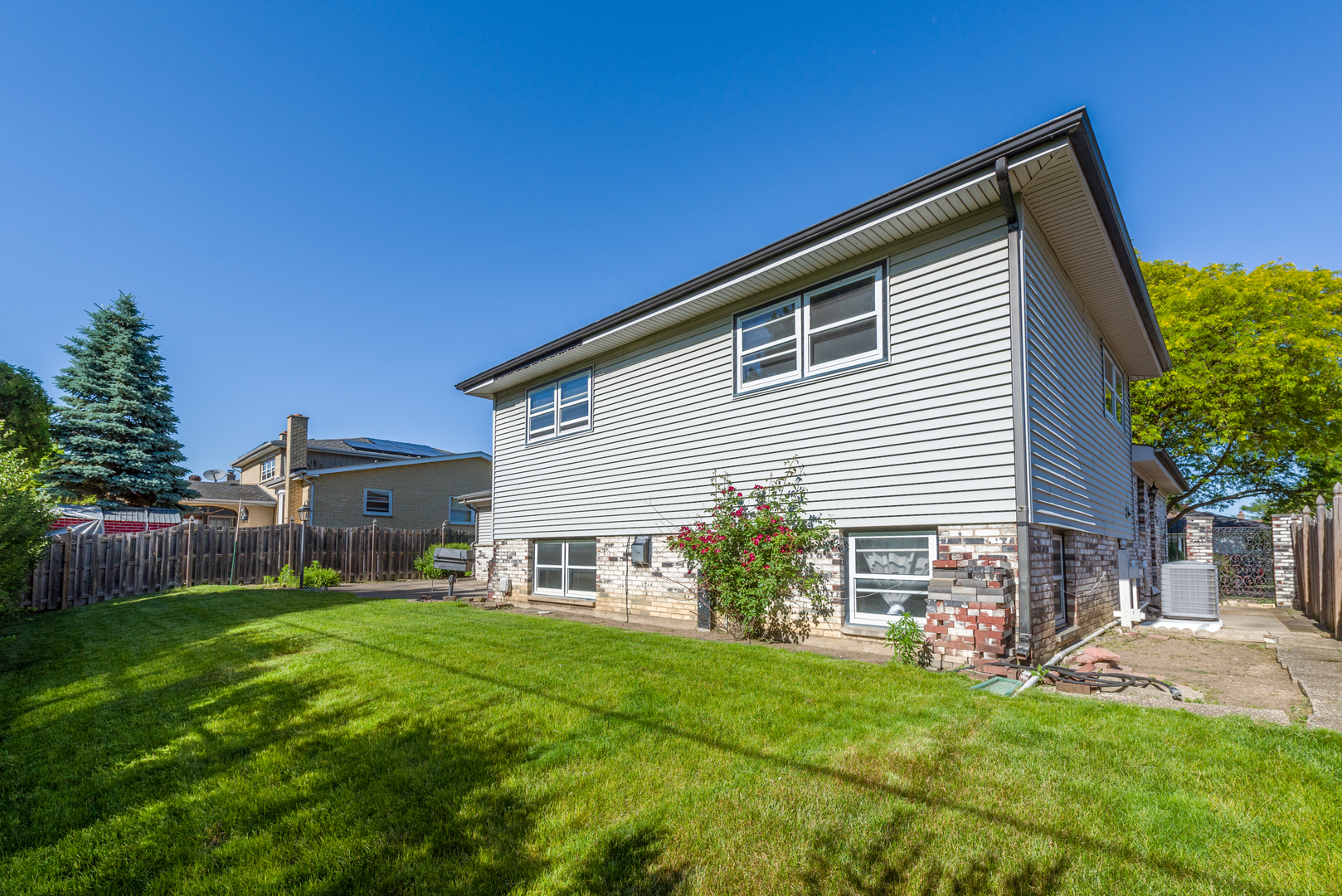 72 Marina Drive, Des Plaines, IL 60016
