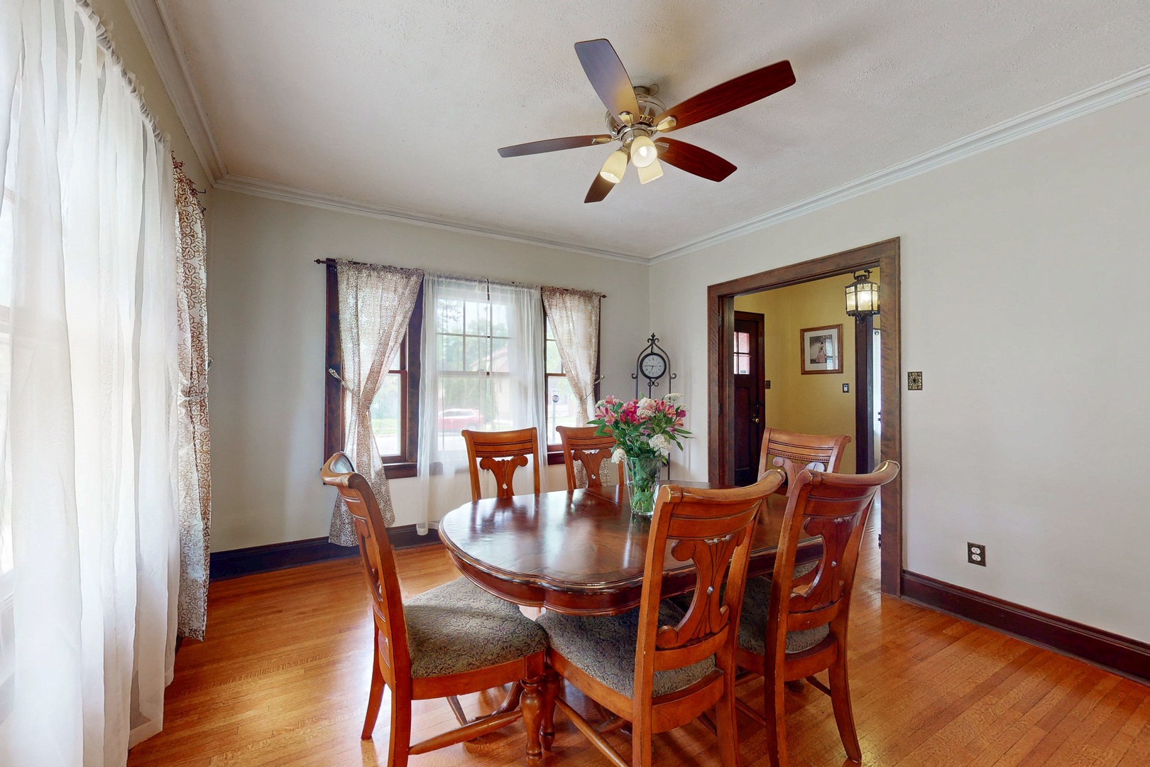 186 N Du Bois Avenue, Elgin, IL 60123