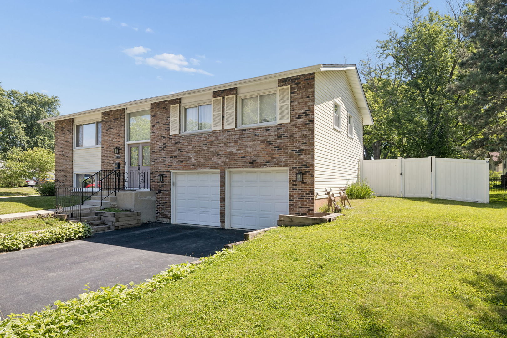 7025 Roberts Drive, Woodridge, IL 60517