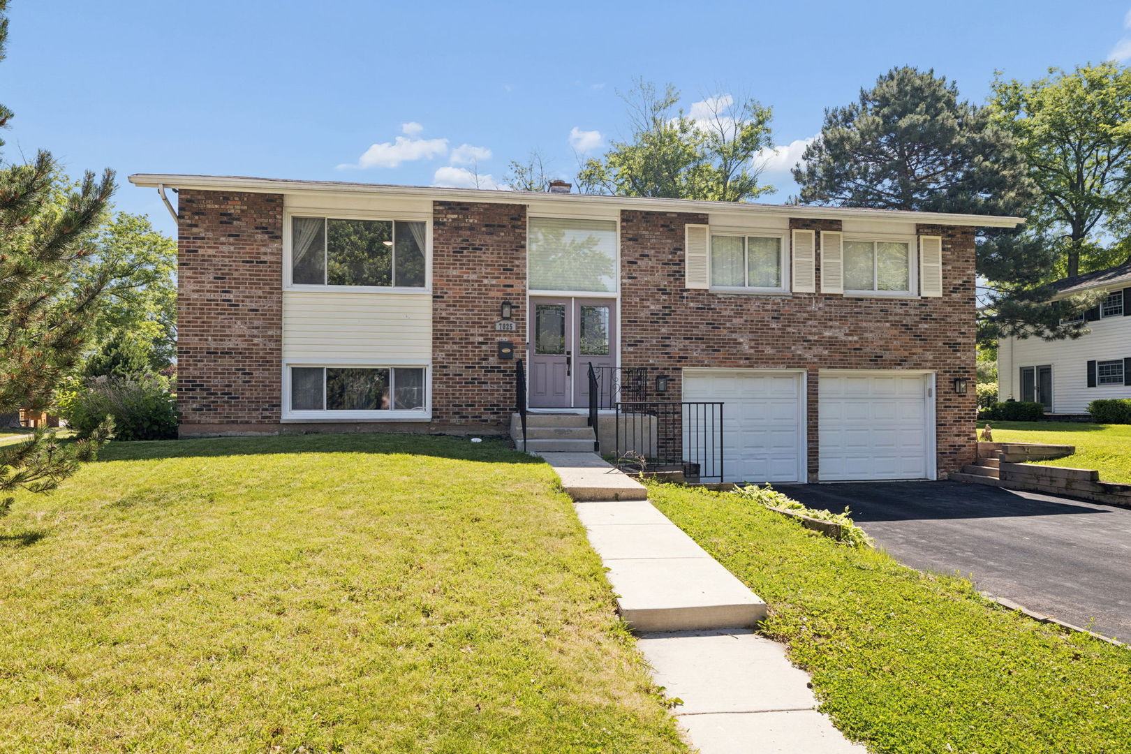 7025 Roberts Drive, Woodridge, IL 60517