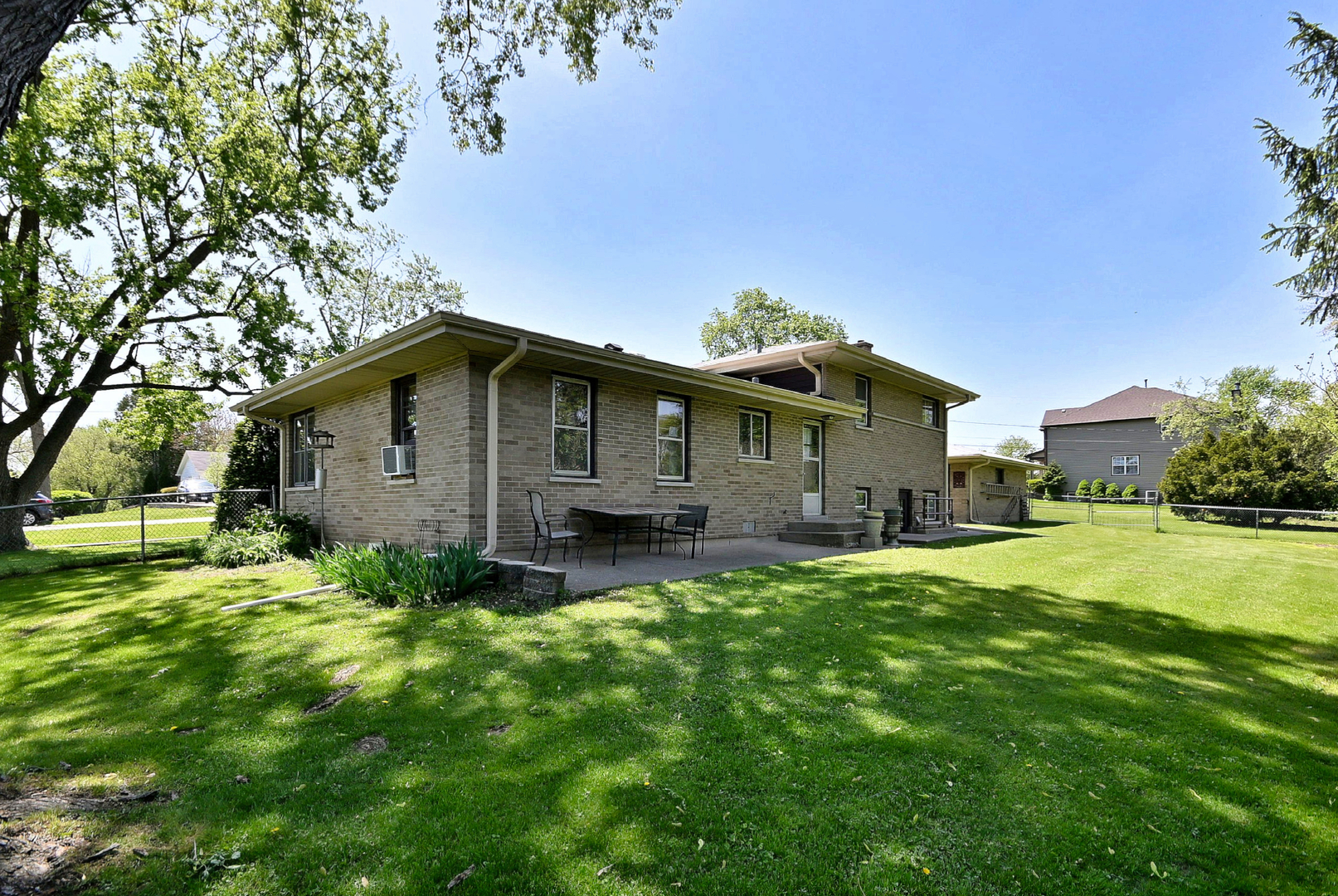 1030 W Kenilworth Avenue, Palatine, IL 60067
