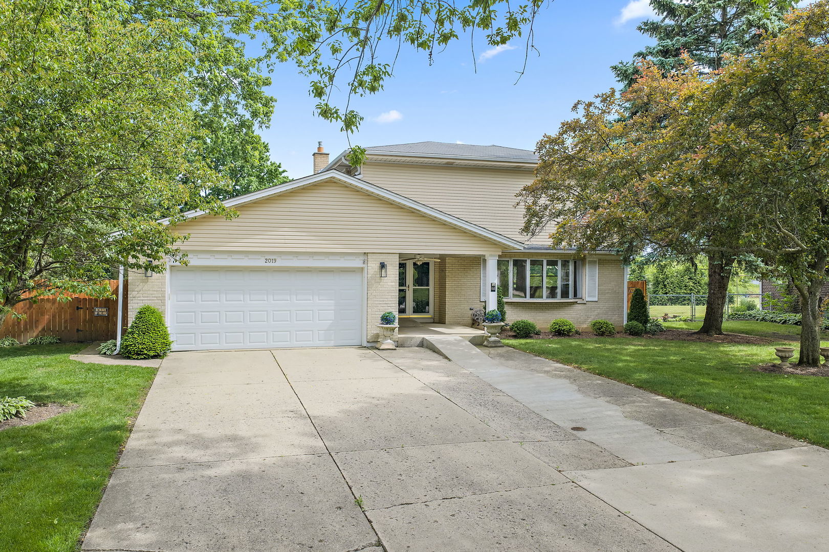 2019 E Avon Lane, Arlington Heights, IL 60004