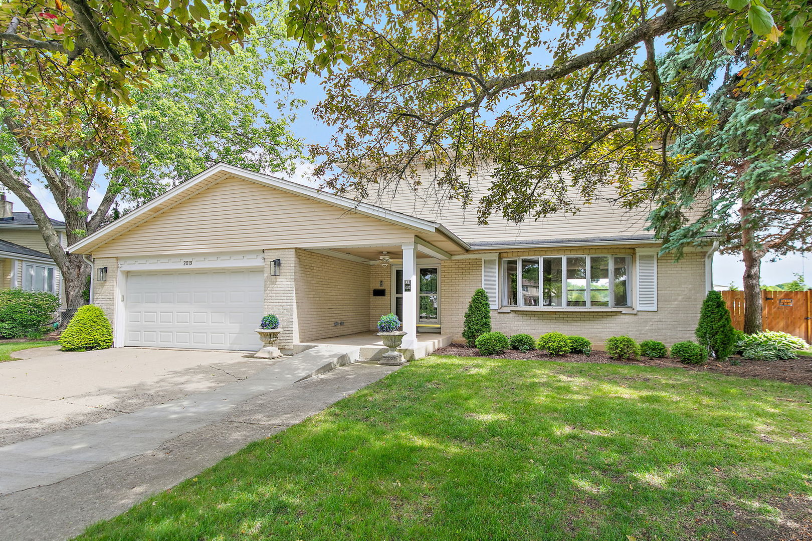 2019 E Avon Lane, Arlington Heights, IL 60004