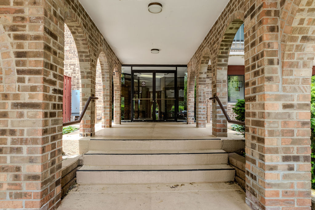 35 S Baybrook Drive #611, Palatine, IL 60074