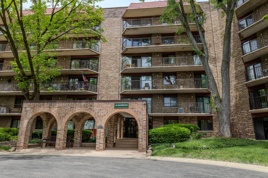 35 S Baybrook Drive #611, Palatine, IL 60074