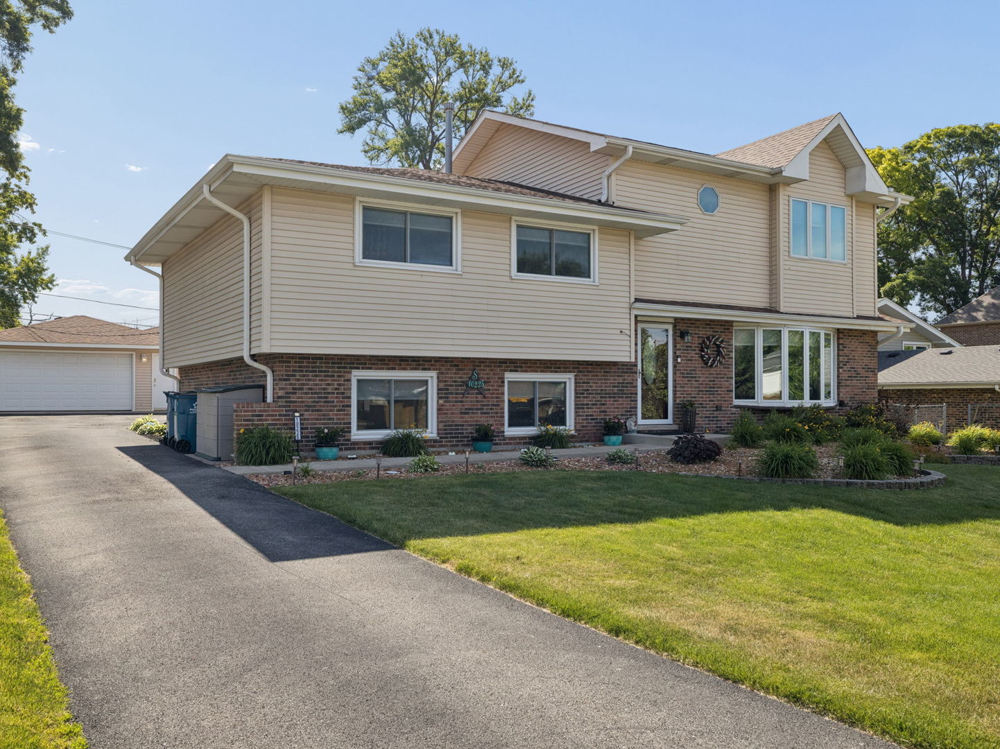10225 S 86th Court, Palos Hills, IL 60465