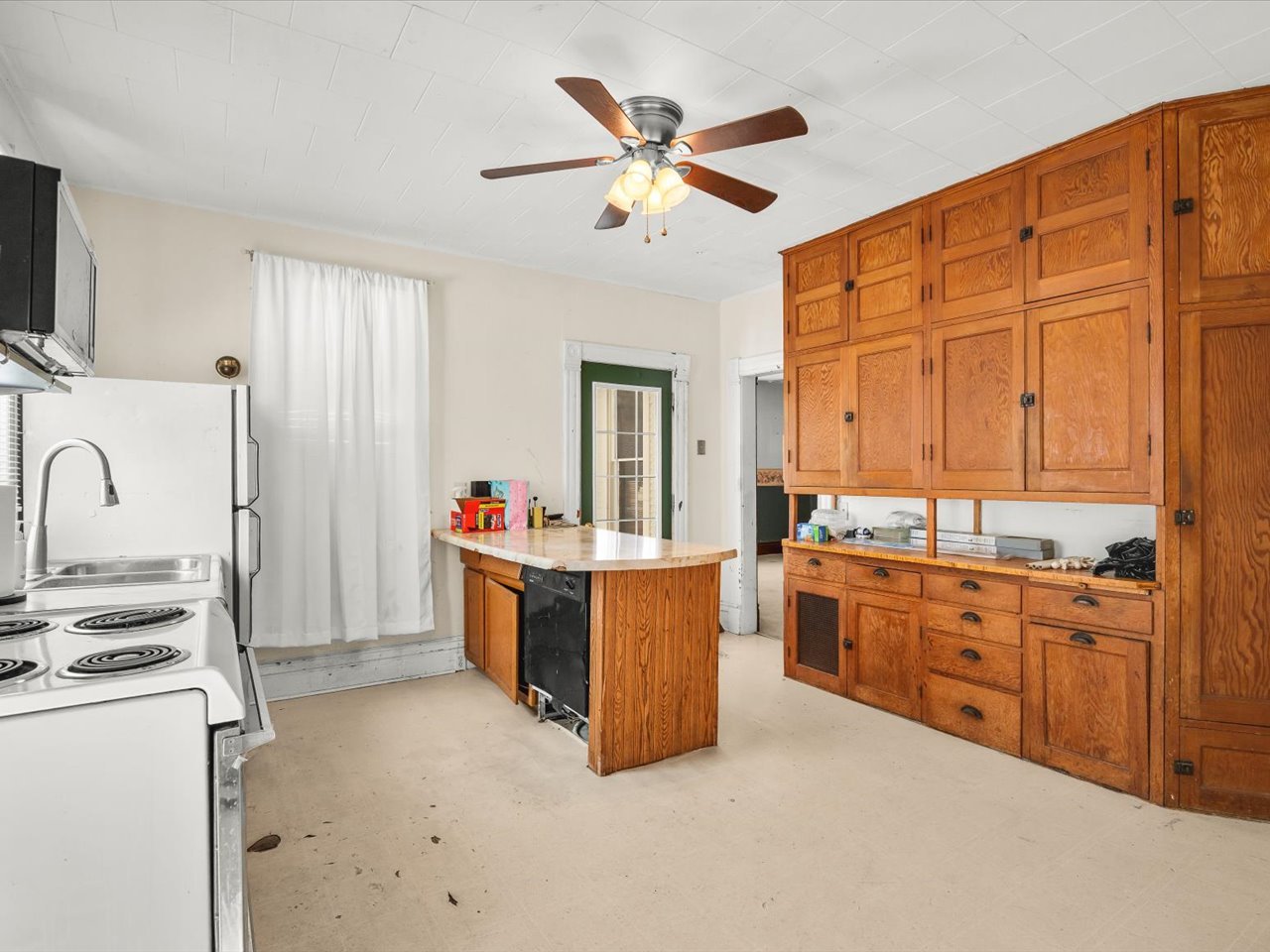 927 E Lincoln Avenue, Belvidere, IL 61008