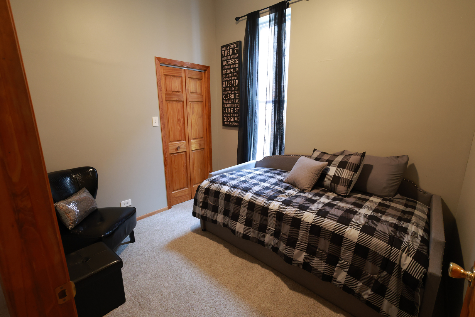 3651 S Giles Avenue, Chicago, IL 60653