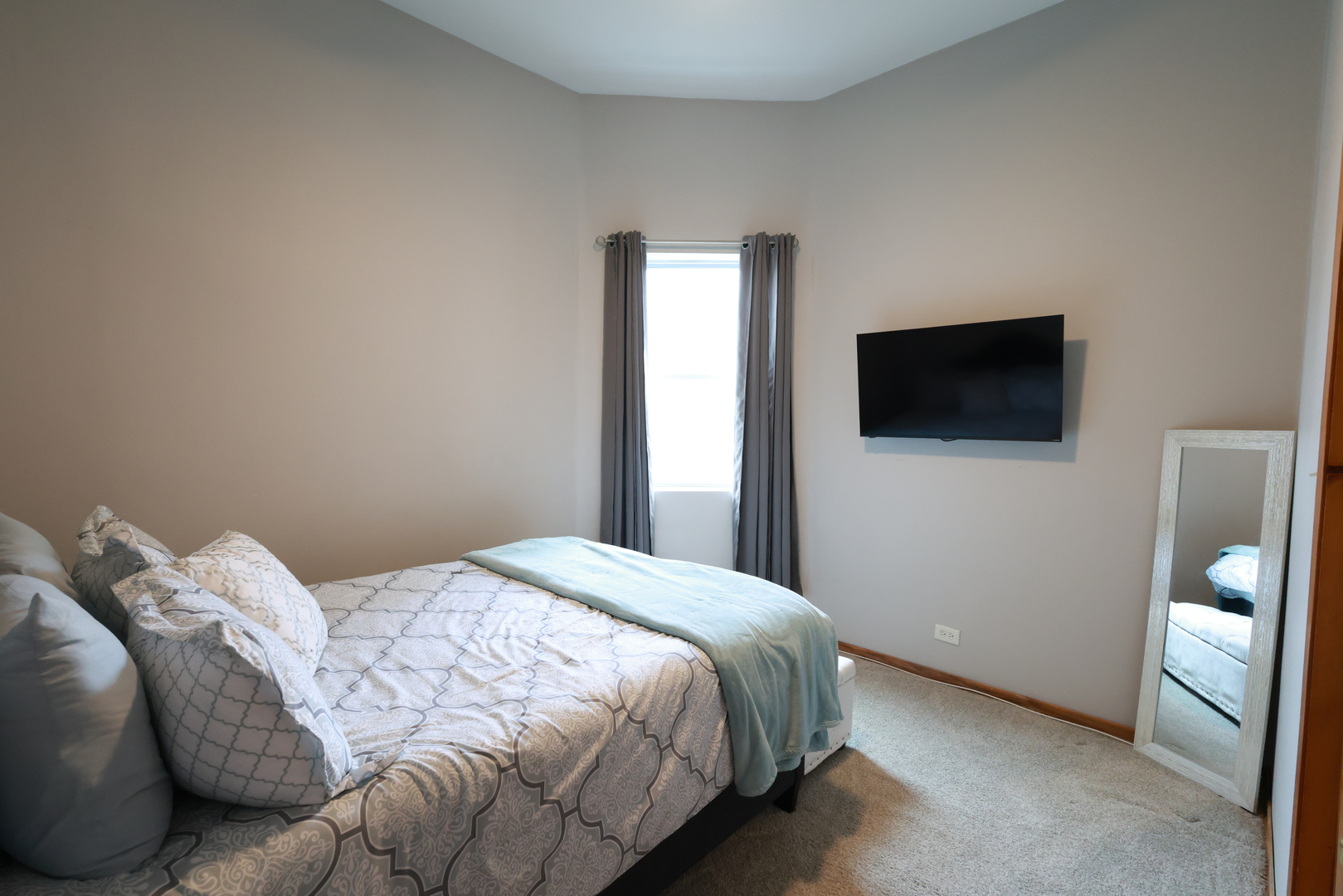 3651 S Giles Avenue, Chicago, IL 60653