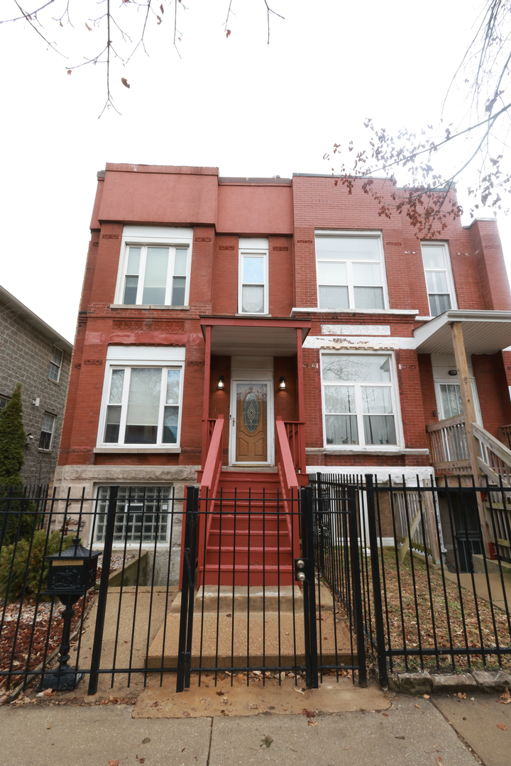 3651 S Giles Avenue, Chicago, IL 60653