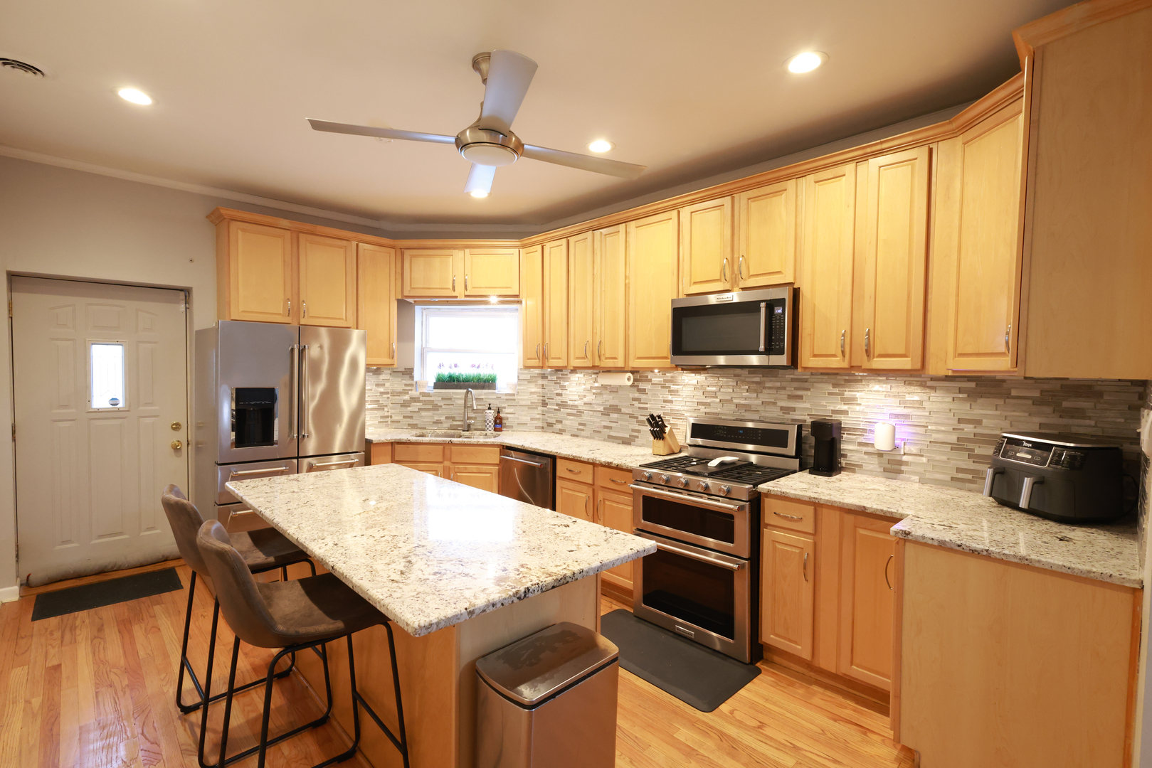 3651 S Giles Avenue, Chicago, IL 60653