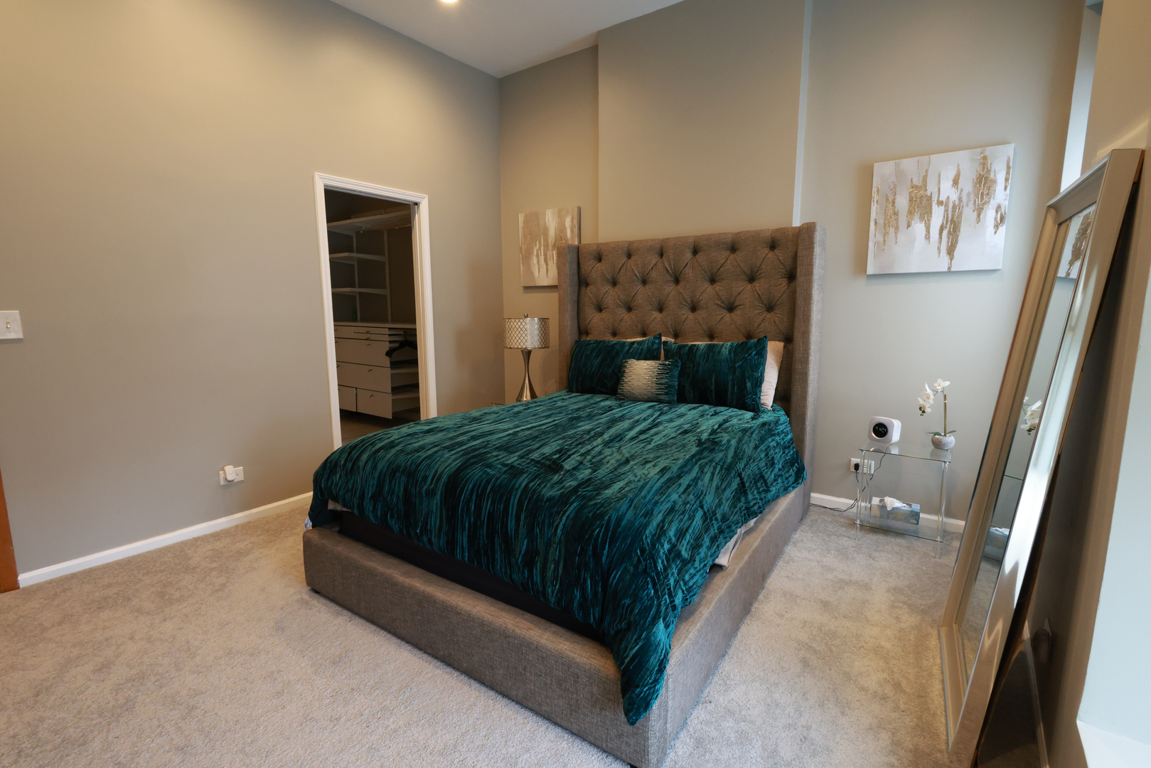 3651 S Giles Avenue, Chicago, IL 60653