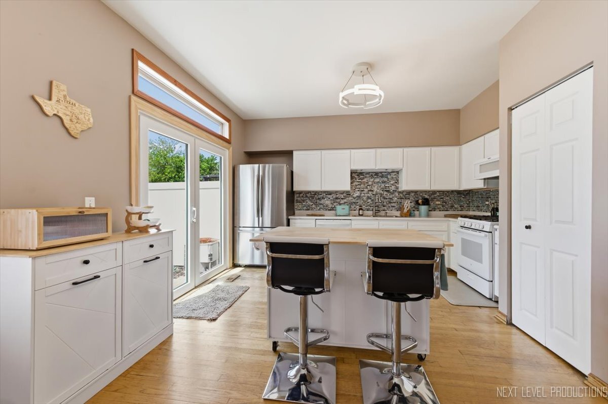 2810 Ledgestone Court, Naperville, IL 60564