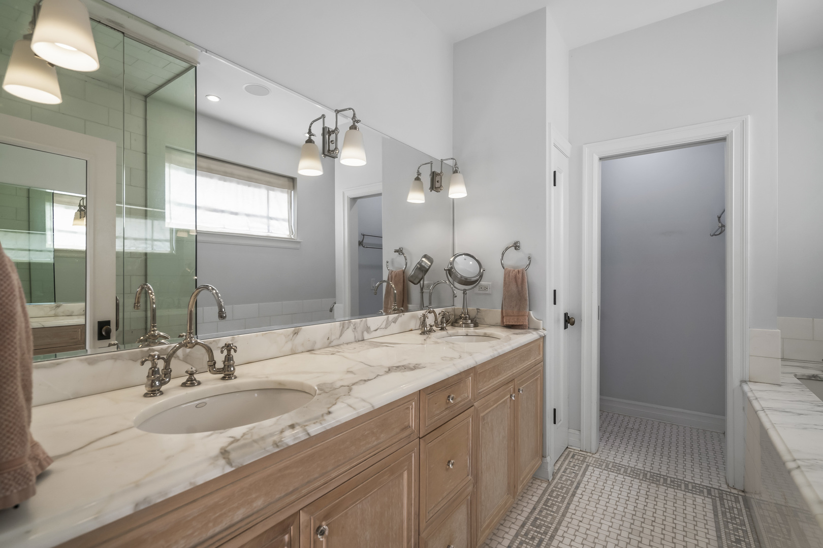 1331 W Wolfram Street, Chicago, IL 60657