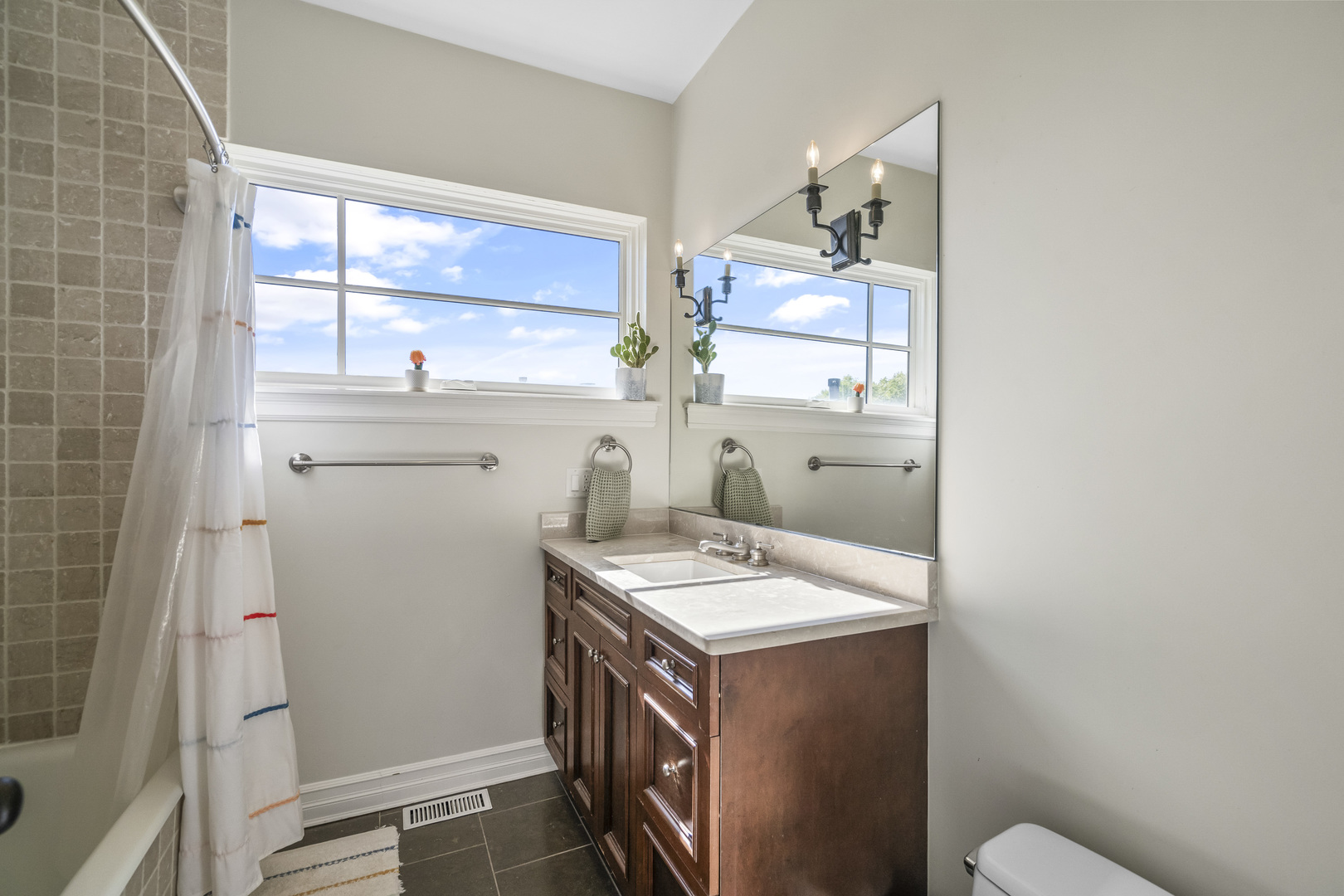 1331 W Wolfram Street, Chicago, IL 60657