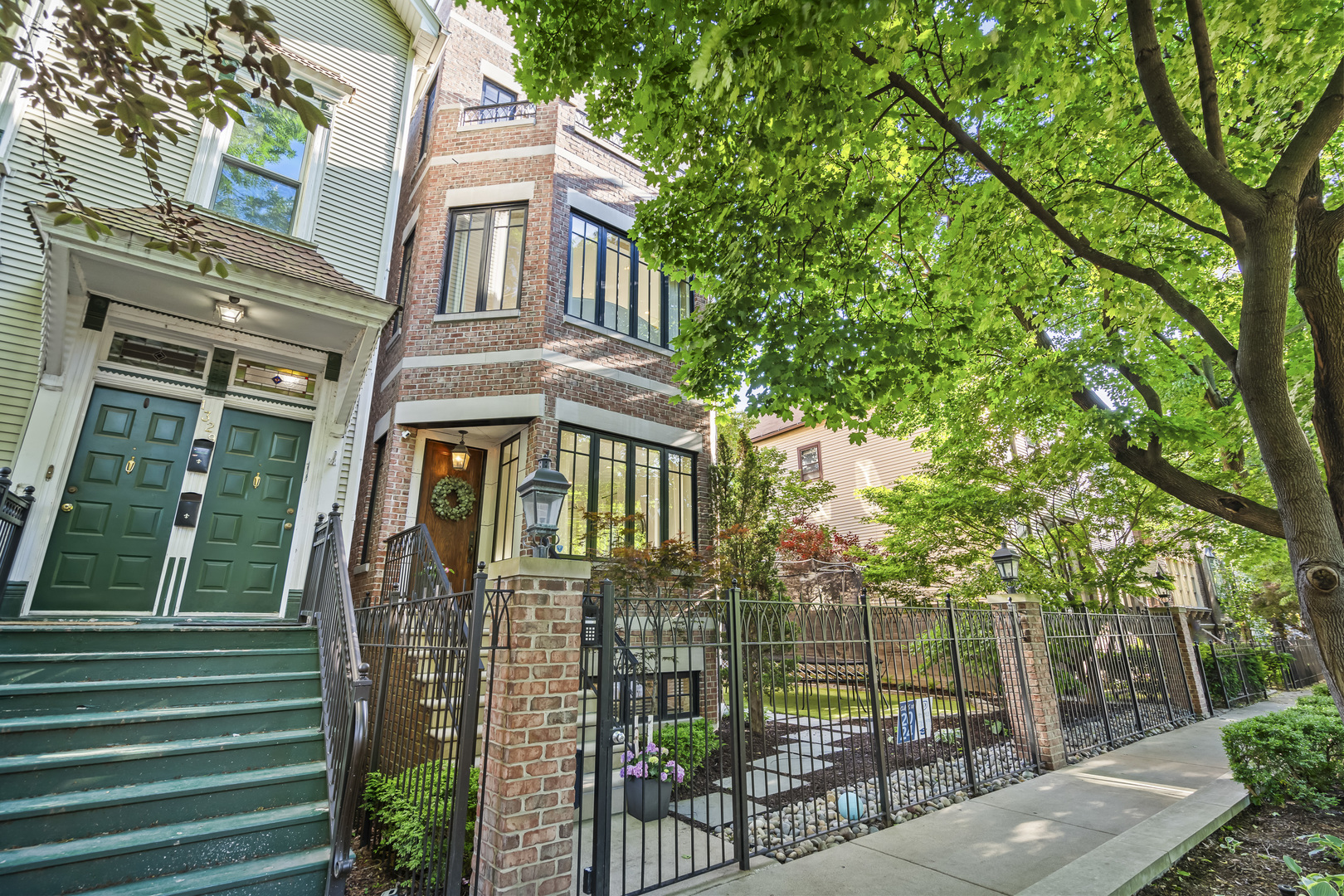 1331 W Wolfram Street, Chicago, IL 60657