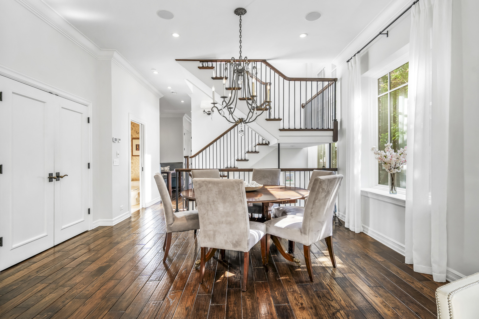 1331 W Wolfram Street, Chicago, IL 60657