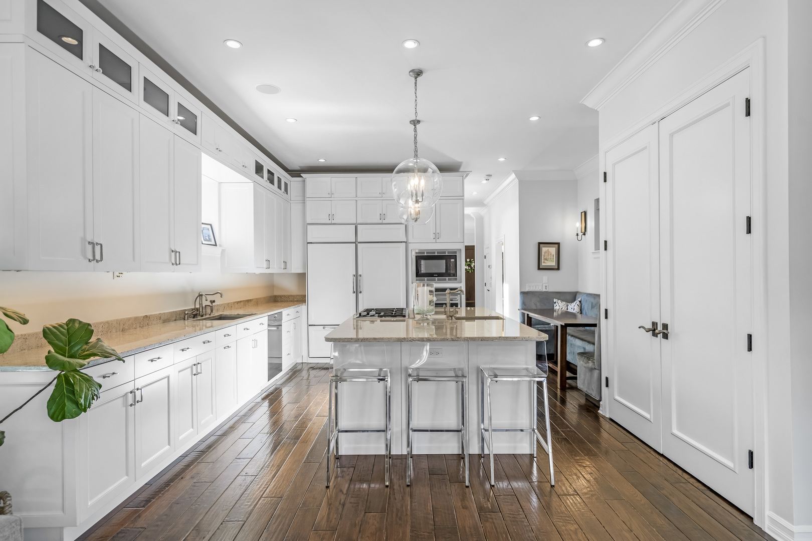 1331 W Wolfram Street, Chicago, IL 60657
