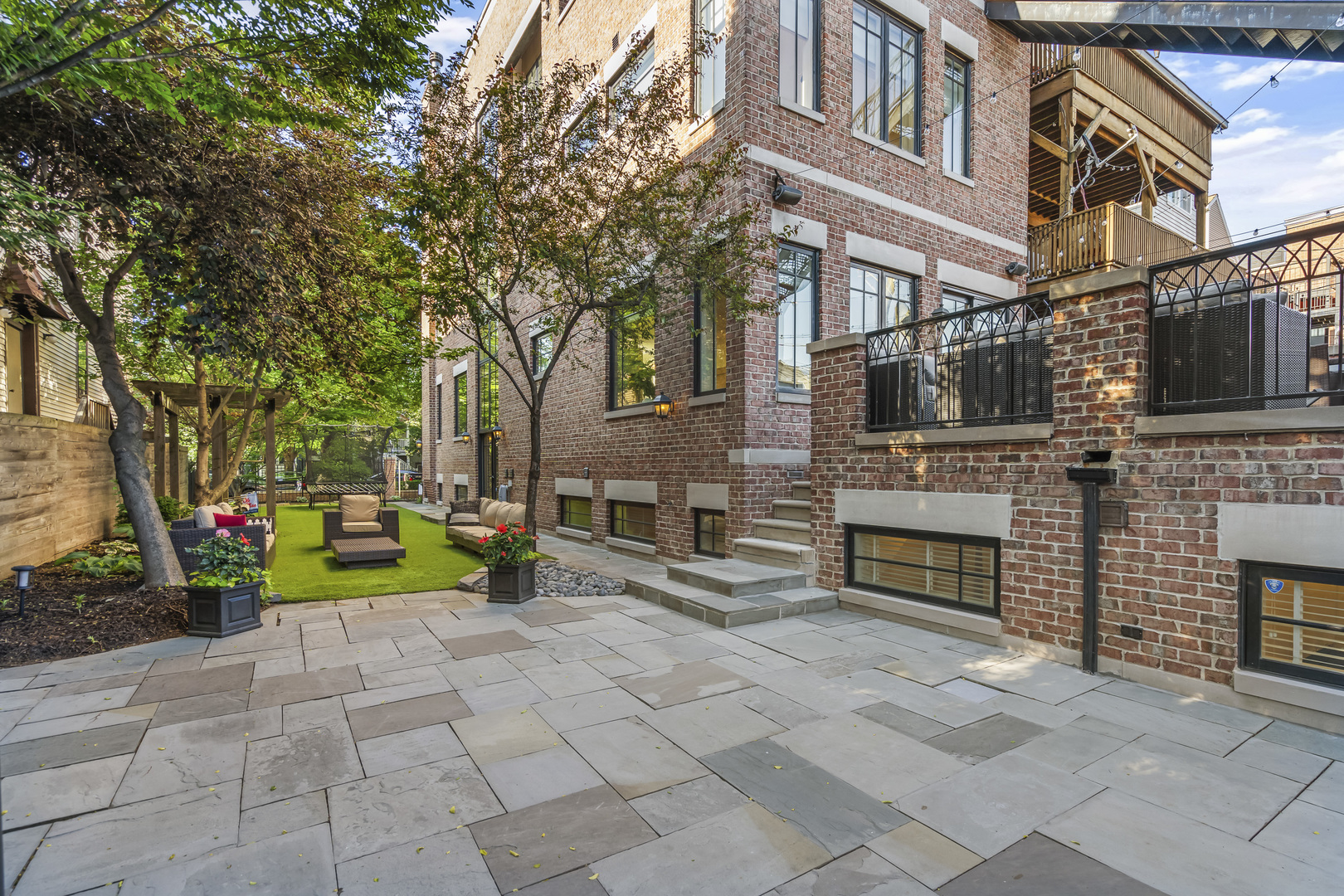 1331 W Wolfram Street, Chicago, IL 60657
