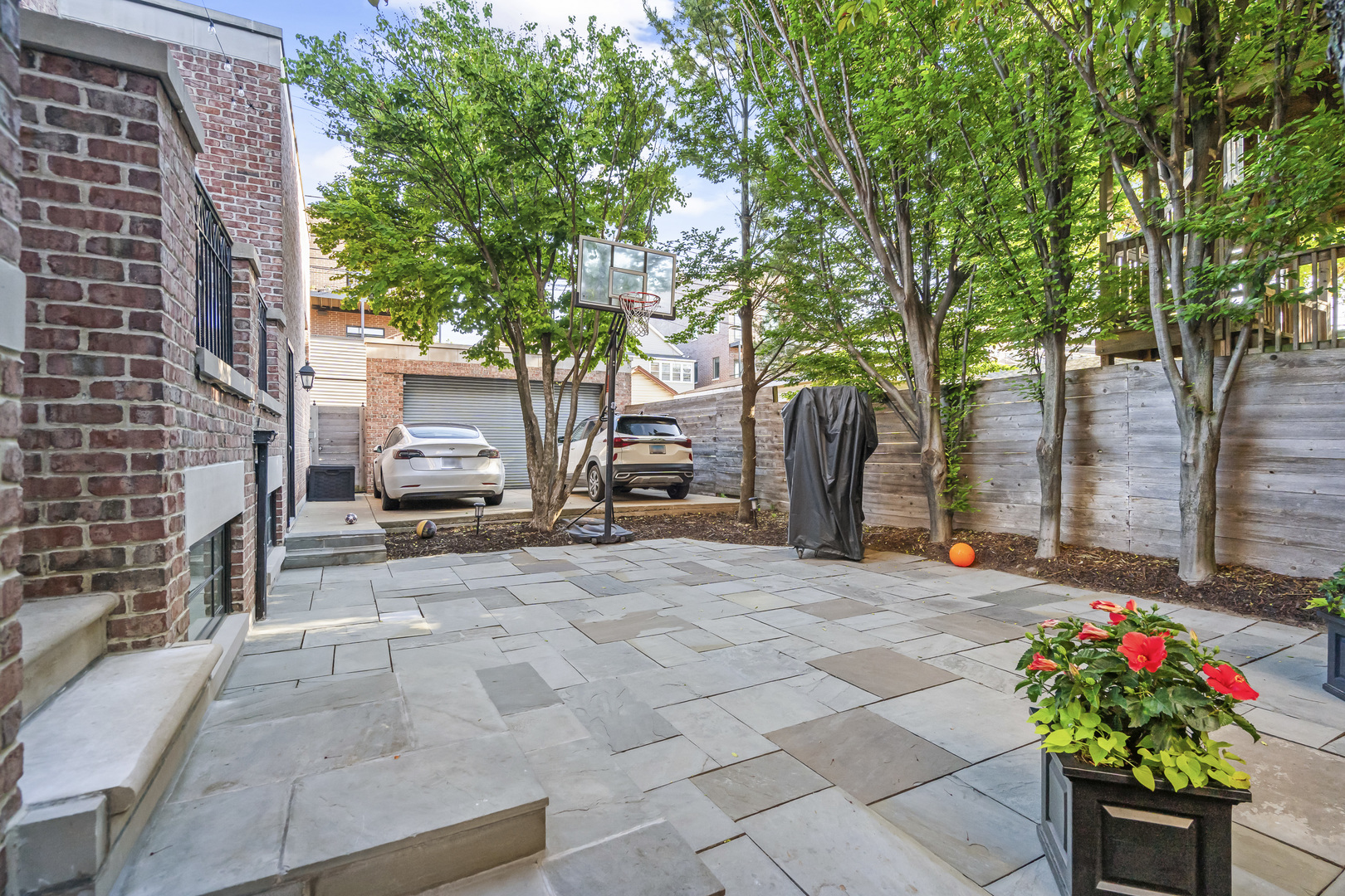 1331 W Wolfram Street, Chicago, IL 60657