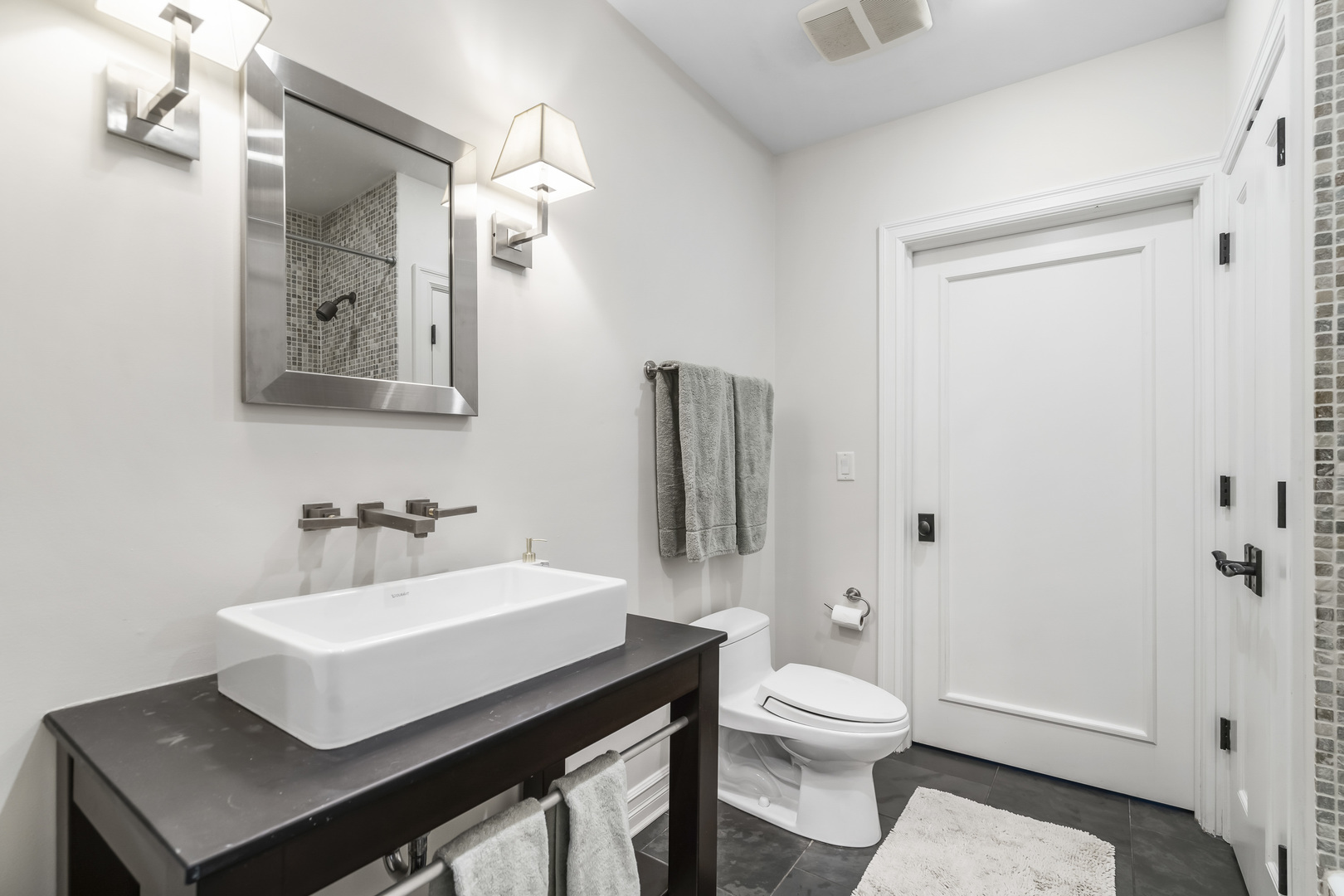 1331 W Wolfram Street, Chicago, IL 60657