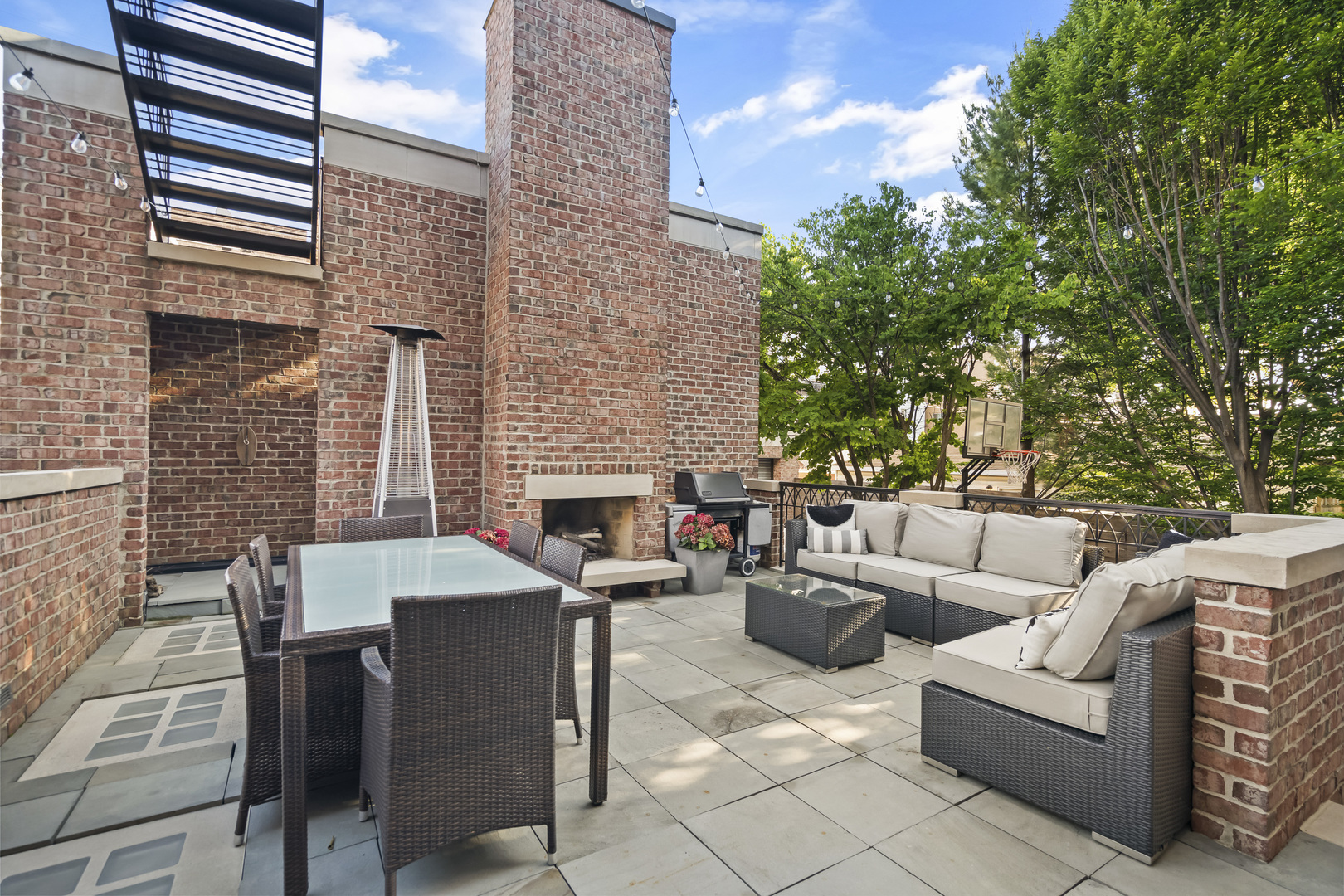 1331 W Wolfram Street, Chicago, IL 60657