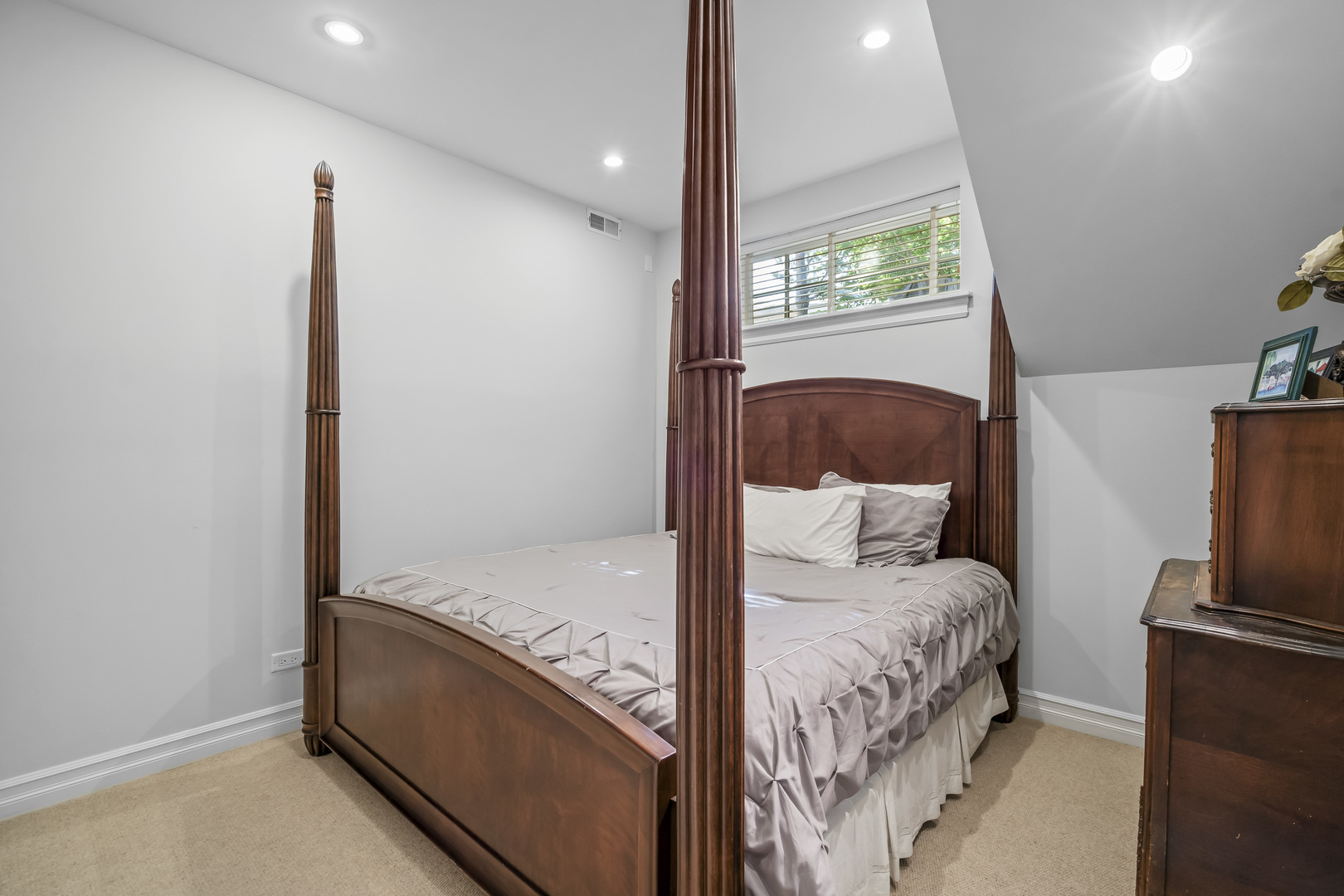 1331 W Wolfram Street, Chicago, IL 60657