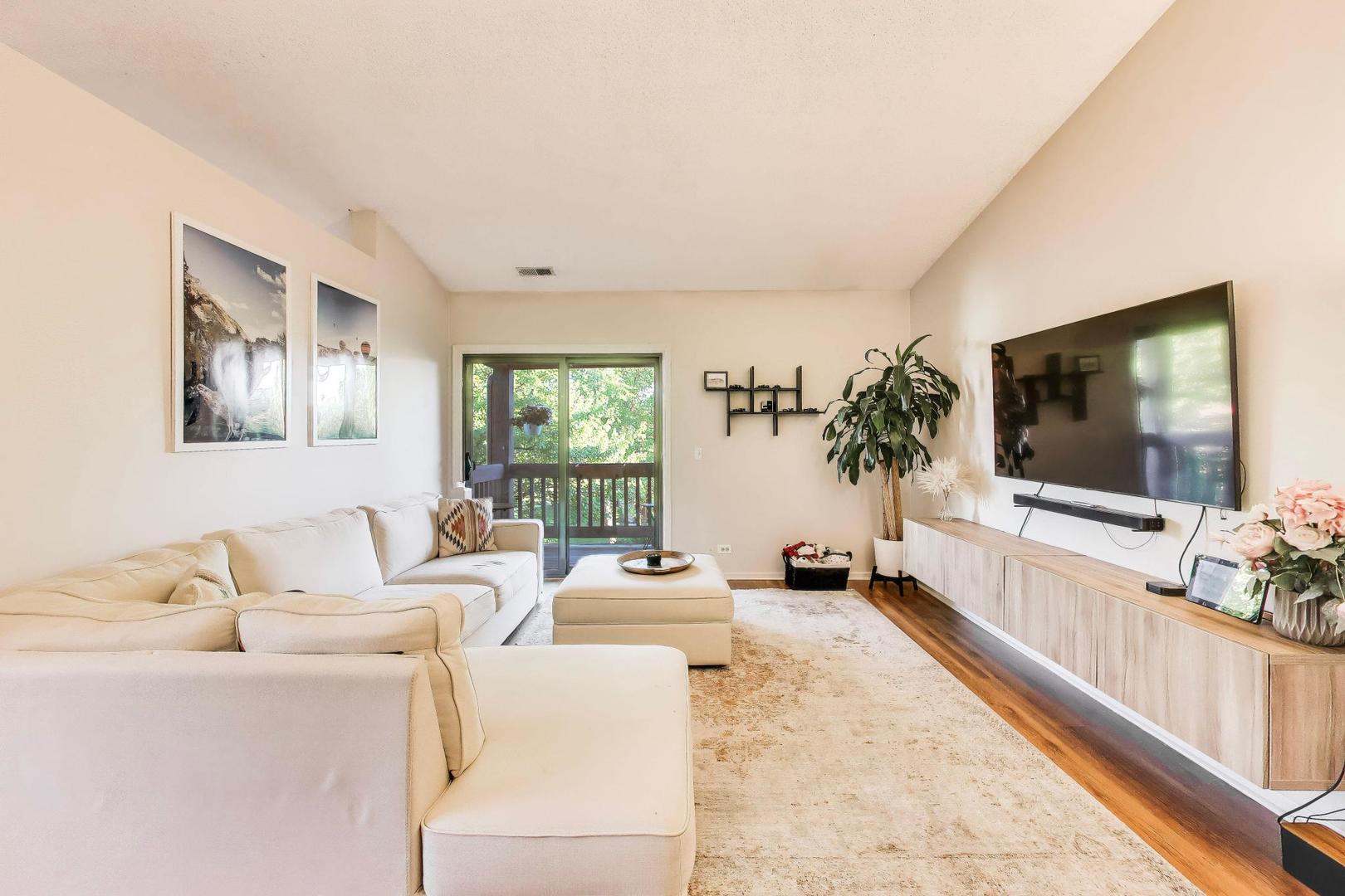 306 CARRIAGE Way #2C, Bloomingdale, IL 60108