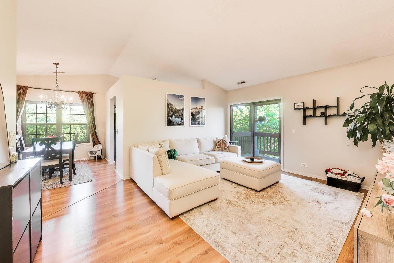 306 CARRIAGE Way #2C, Bloomingdale, IL 60108