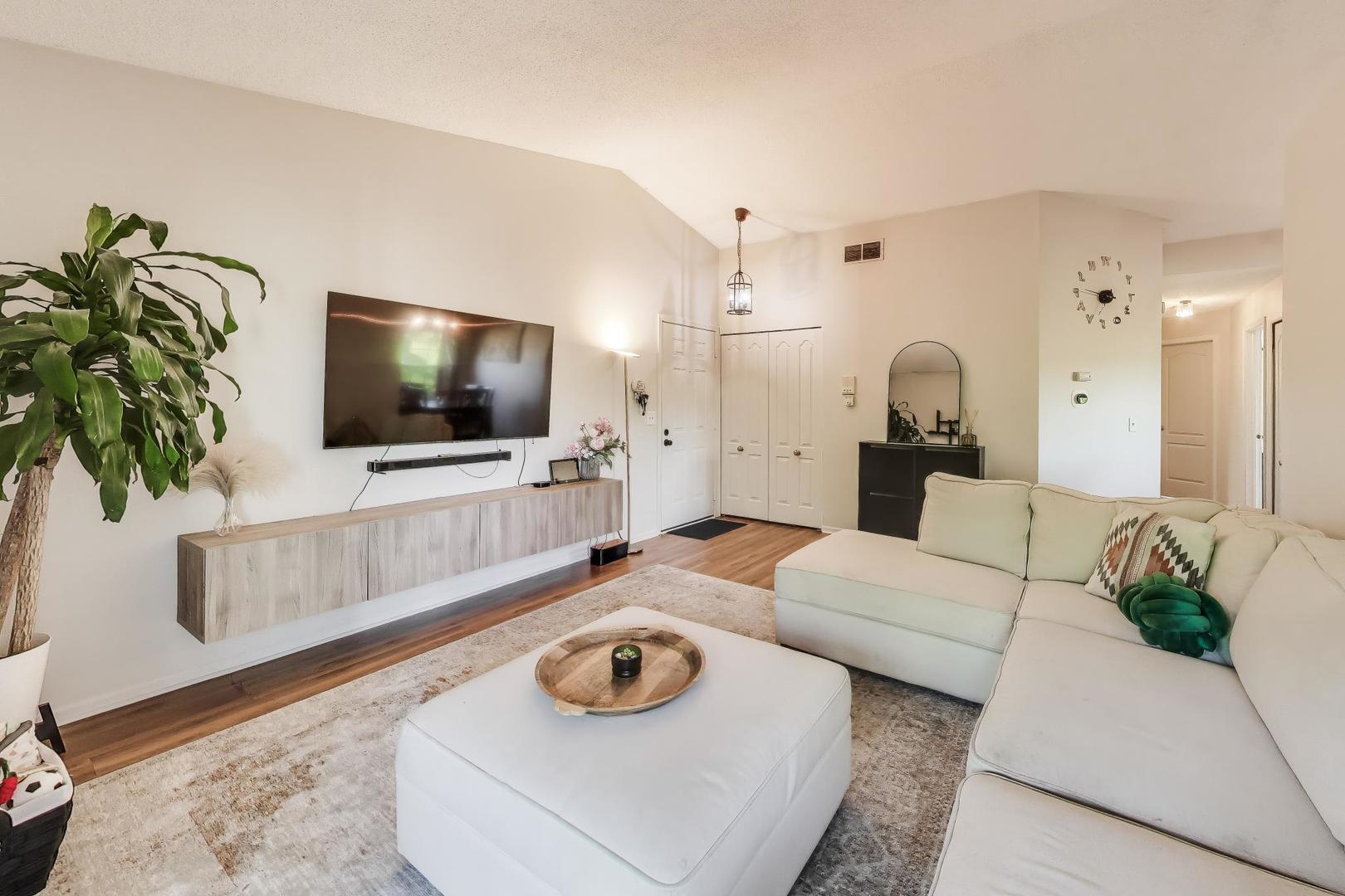 306 CARRIAGE Way #2C, Bloomingdale, IL 60108