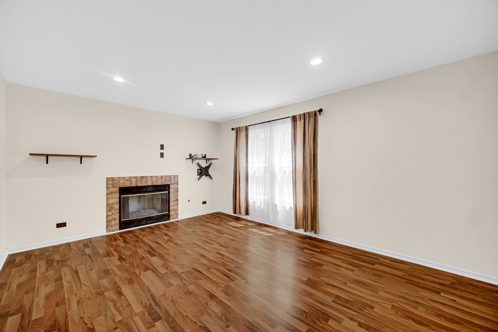 9 Redwood Court, Streamwood, IL 60107