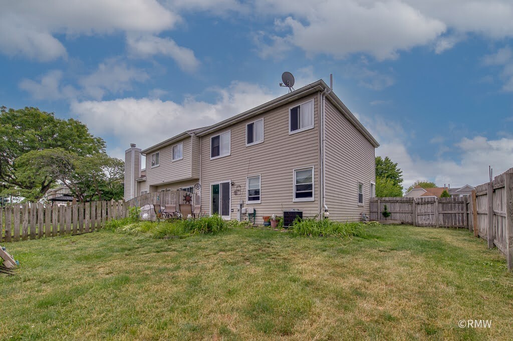 81 Kingsport Drive, South Elgin, IL 60177
