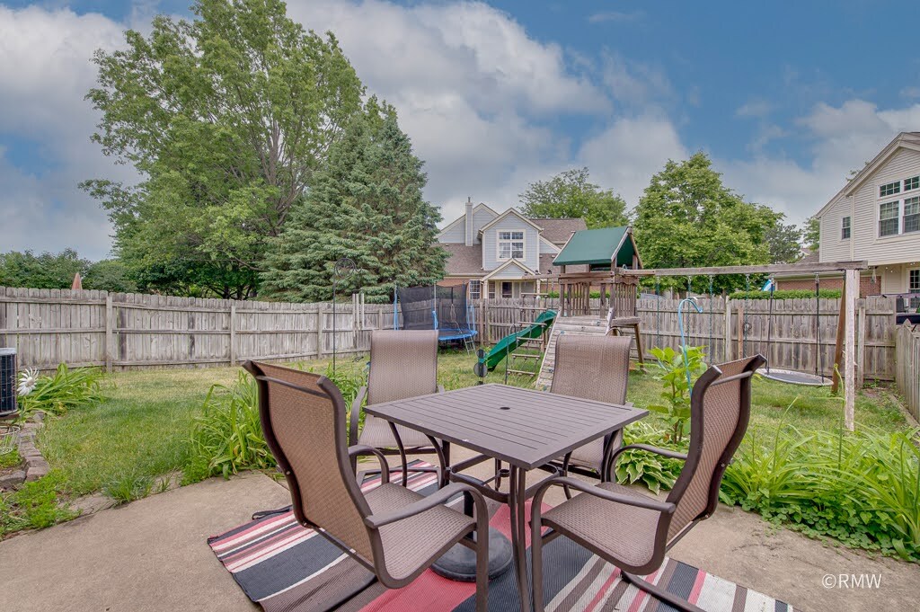 81 Kingsport Drive, South Elgin, IL 60177