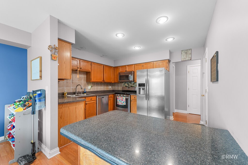 81 Kingsport Drive, South Elgin, IL 60177
