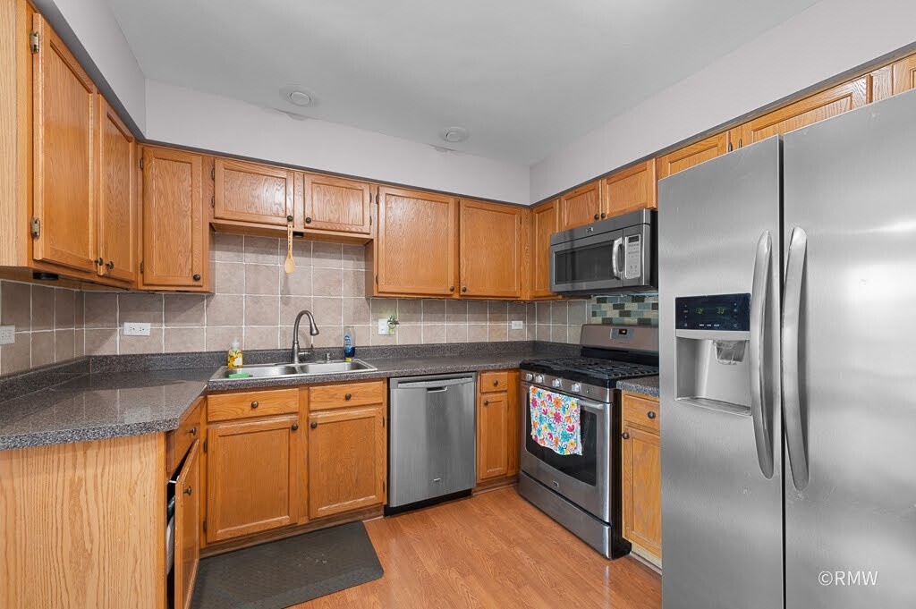 81 Kingsport Drive, South Elgin, IL 60177