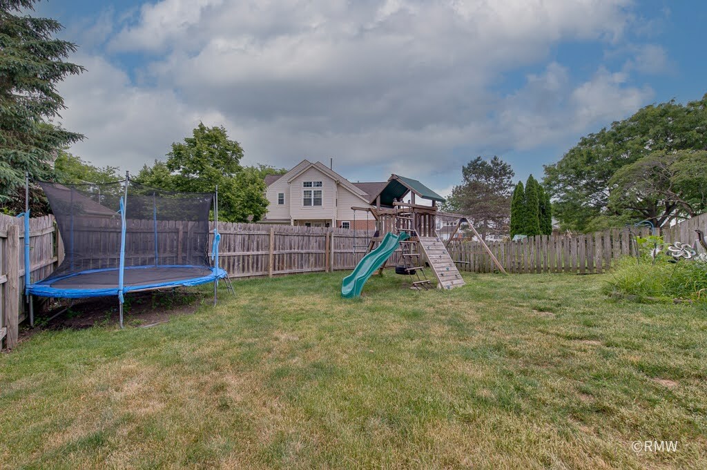 81 Kingsport Drive, South Elgin, IL 60177