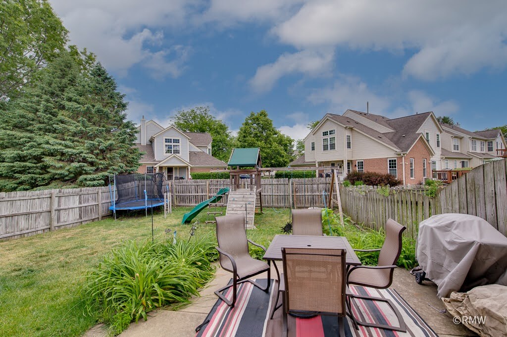 81 Kingsport Drive, South Elgin, IL 60177