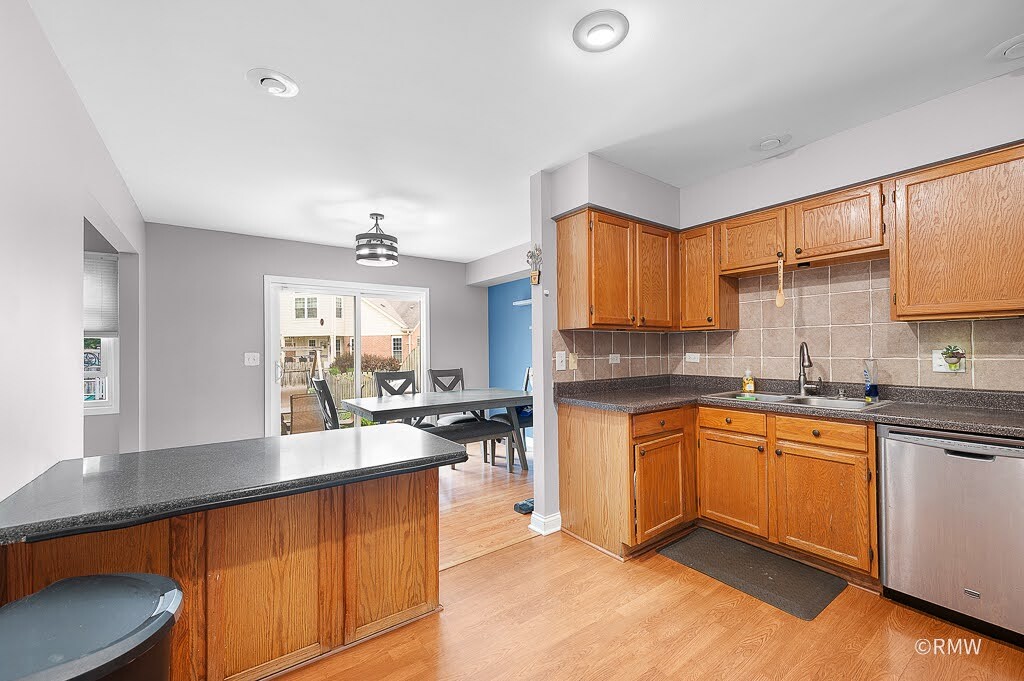 81 Kingsport Drive, South Elgin, IL 60177