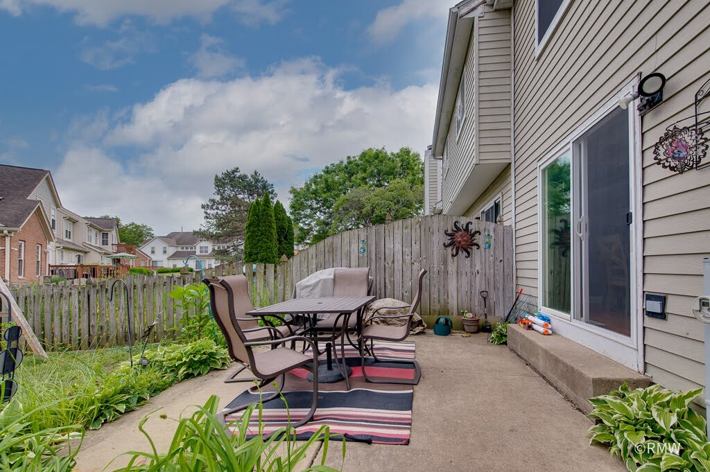 81 Kingsport Drive, South Elgin, IL 60177