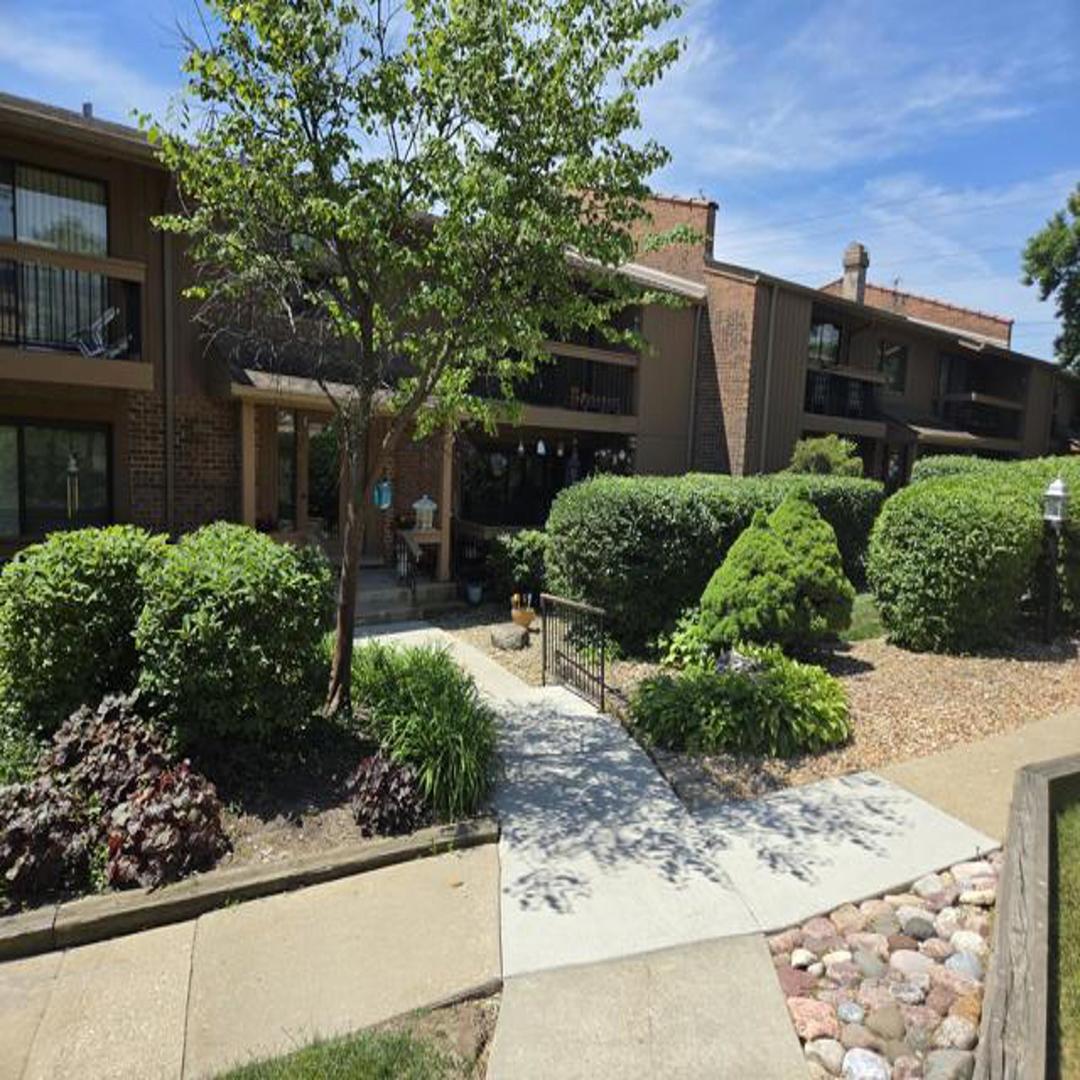 8090 Garfield Avenue #3-1, Burr Ridge, IL 60527