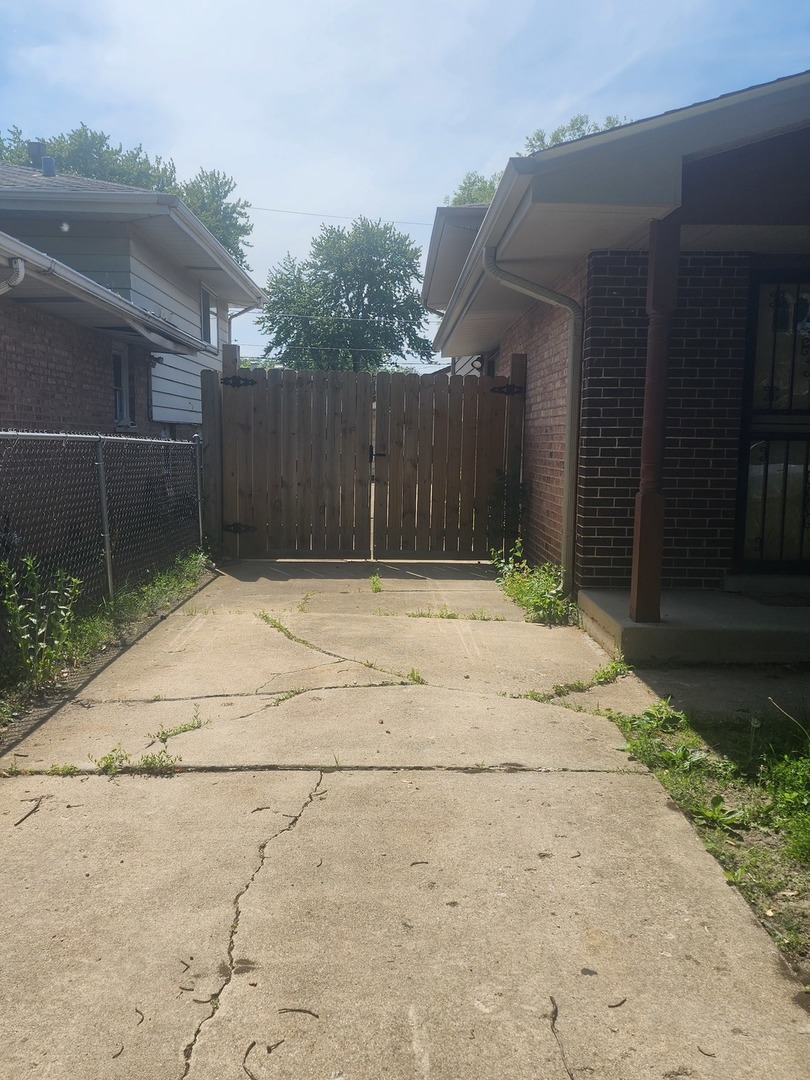 14116 S Hoxie Avenue, Burnham, IL 60633