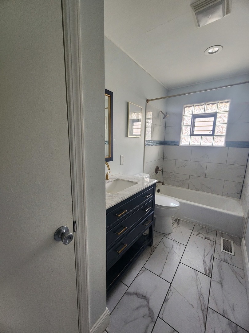 14116 S Hoxie Avenue, Burnham, IL 60633