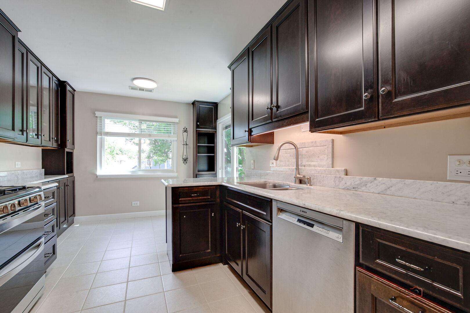 585 Williamsburg Court #D2, Wheeling, IL 60090